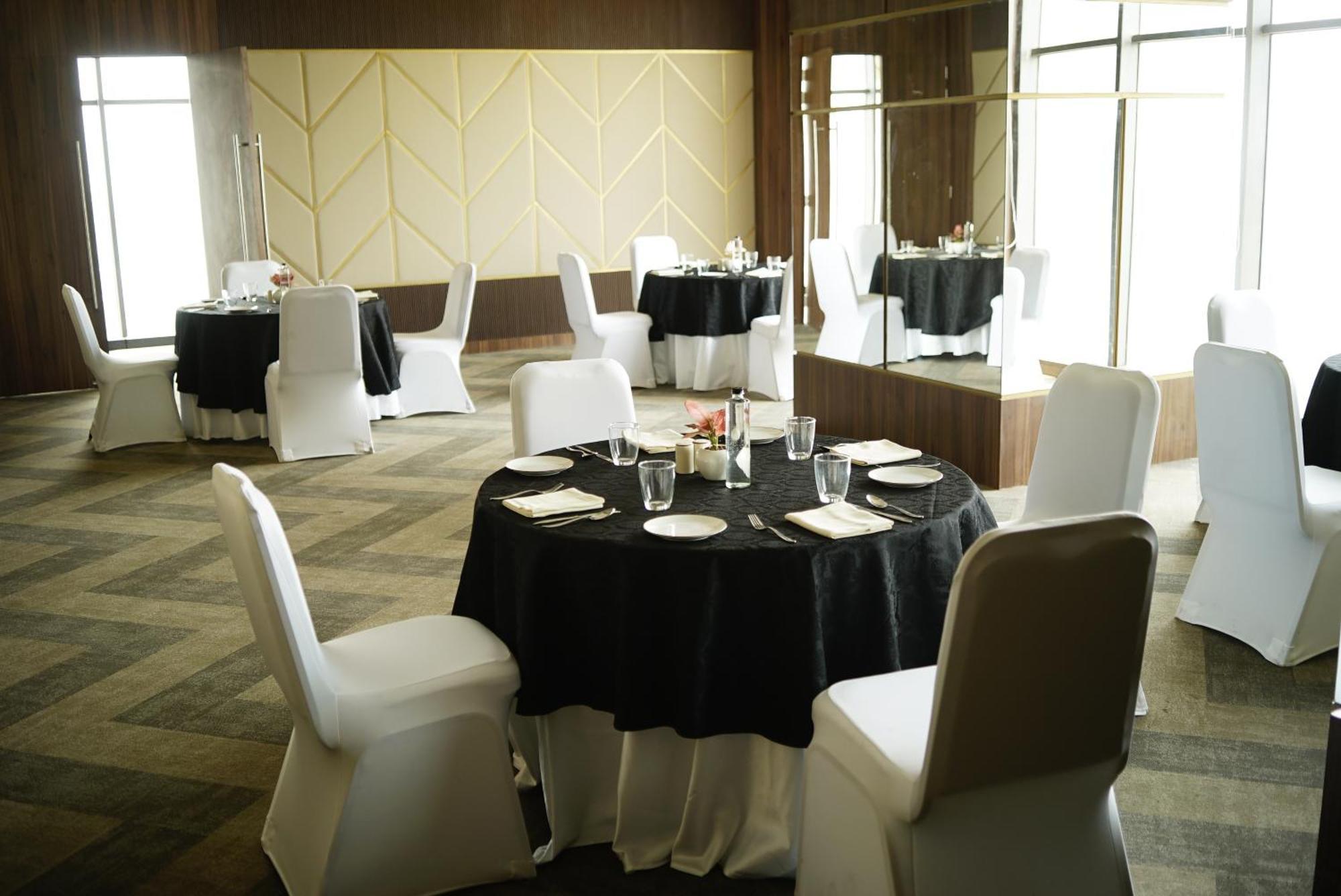 Rhythm Gurugram Hotel & Suites, Sohna Road Gurgaon Exterior photo