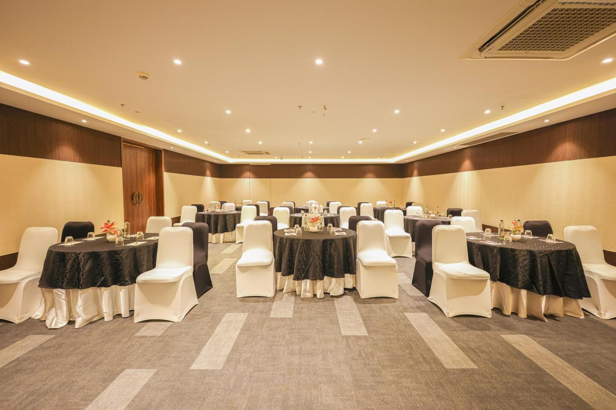 Rhythm Gurugram Hotel & Suites, Sohna Road Gurgaon Exterior photo